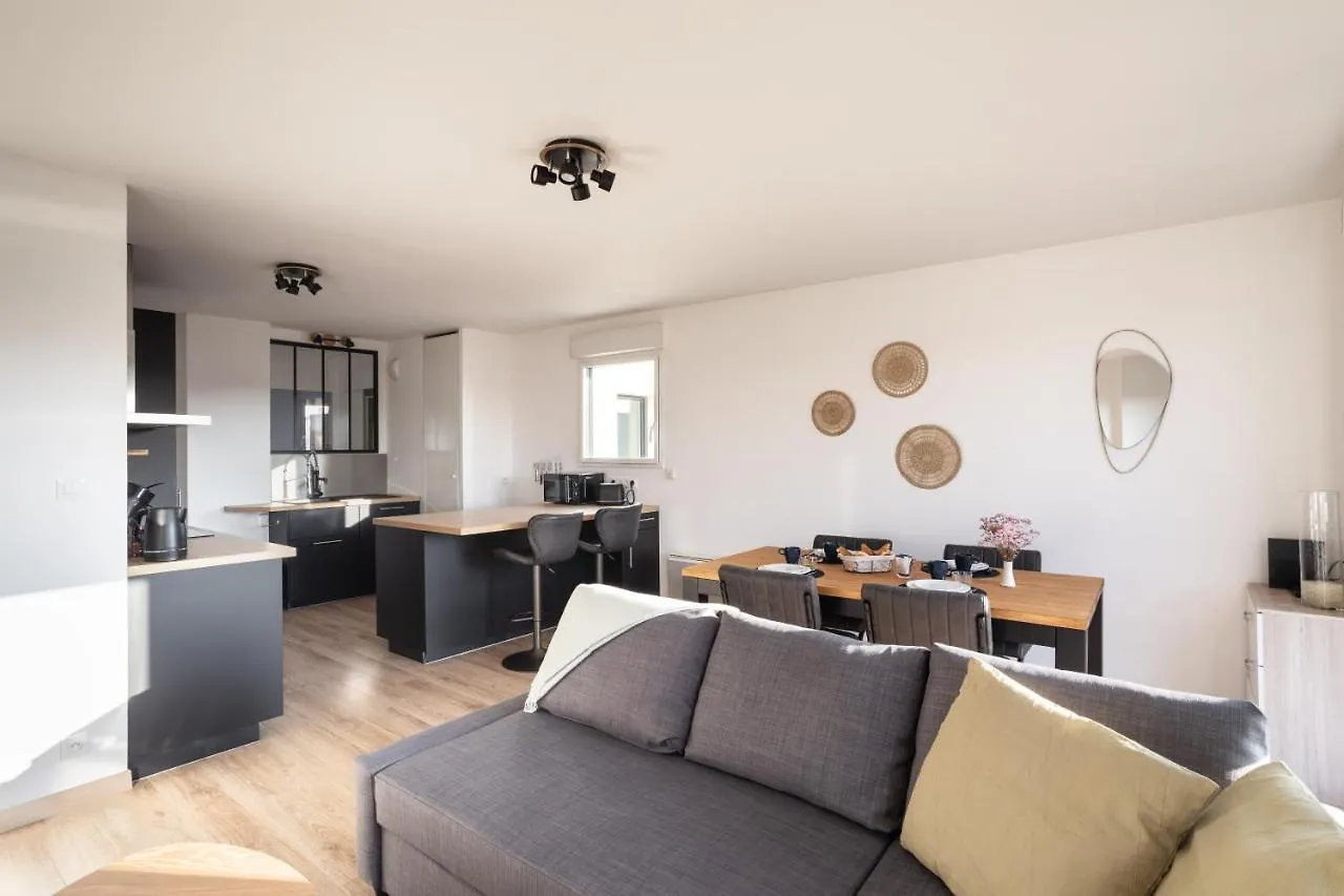 Le Cocon Voltaire - Appartement 2 Chambres Avec Parking - Mabilais Rennes 0*,  France